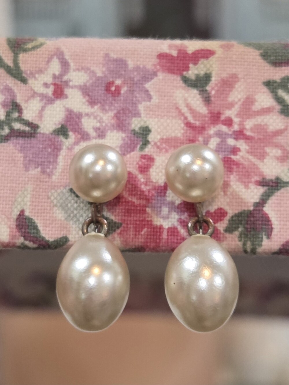 Authentic Vintage Cream Faux Pearl Drop Screw Back Earrings (Clip on Style)